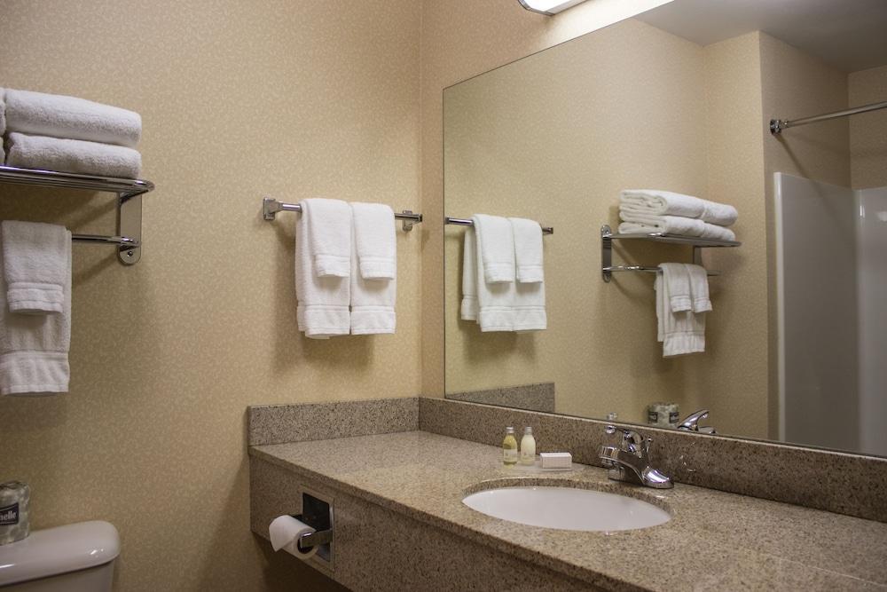 Boarders Inn & Suites By Cobblestone Hotels - Shawano Exterior photo