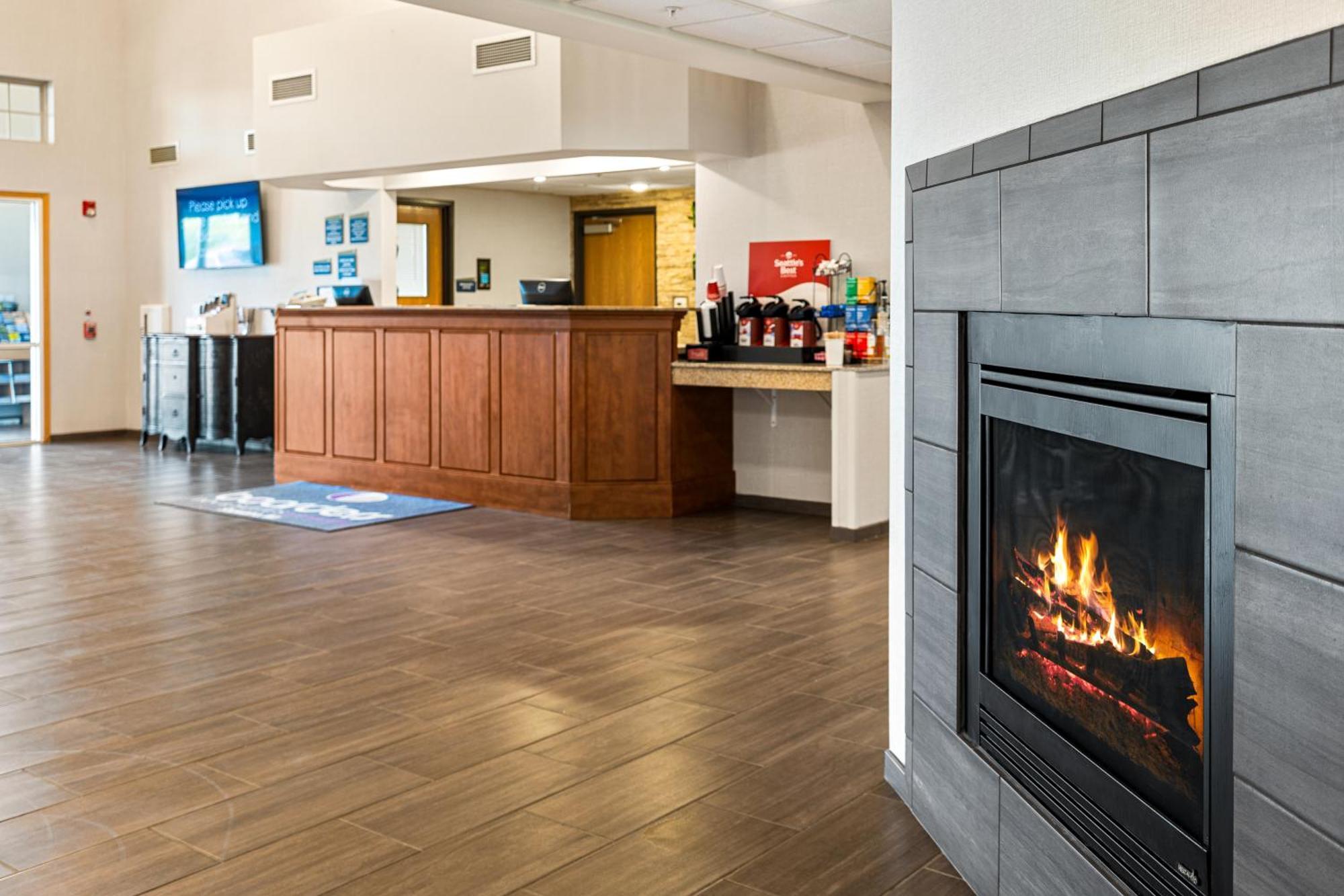 Boarders Inn & Suites By Cobblestone Hotels - Shawano Exterior photo