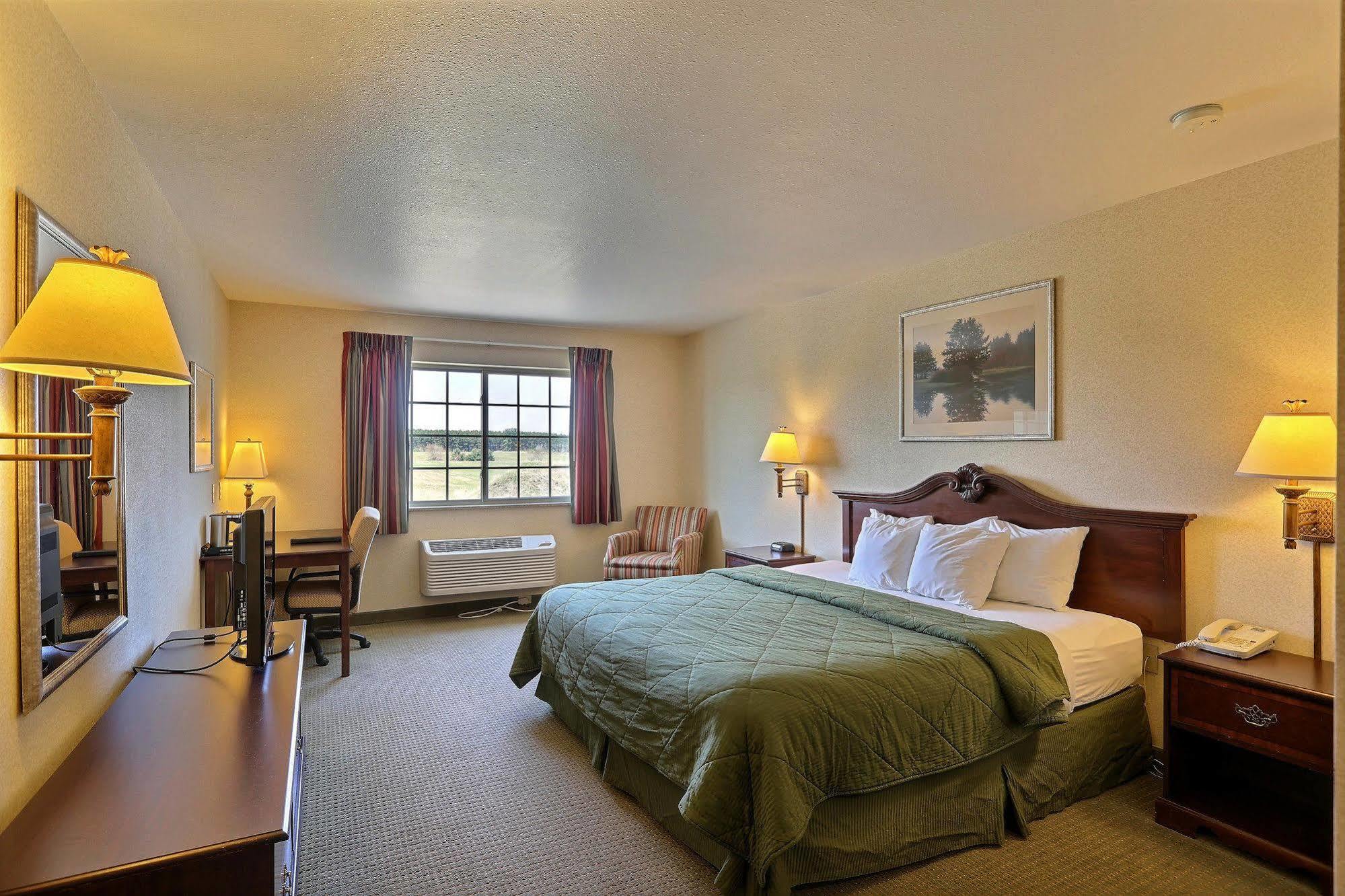 Boarders Inn & Suites By Cobblestone Hotels - Shawano Exterior photo