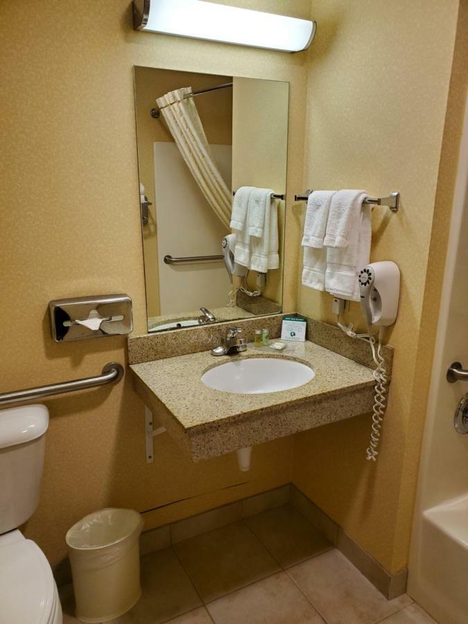 Boarders Inn & Suites By Cobblestone Hotels - Shawano Exterior photo